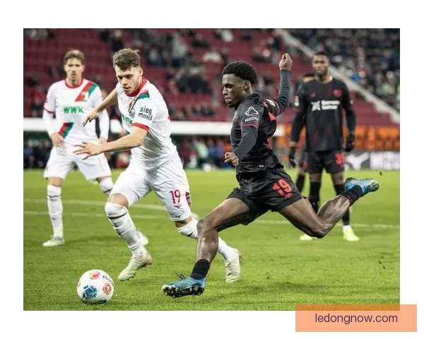 德累斯顿与赫塔球迷互掷烟火引发冲突 比赛中断20分钟局势紧张