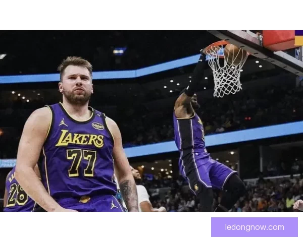 东契奇突破遭遇腿筋拉伤紧急退出比赛 返回更衣室进行治疗