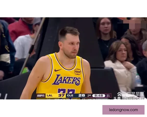 奥格斯堡球员迈克尔·格雷戈里奇体育精神感动全场主动告知裁判无犯规